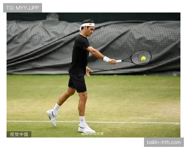 费德勒训练完顺手给自己倒杯红酒，这松弛感谁懂啊